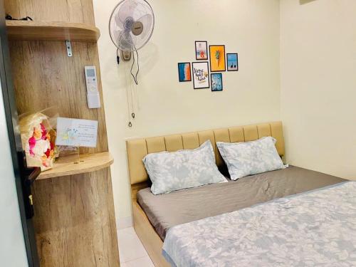 een kleine slaapkamer met een bed en een ventilator bij Si Mơ Homestay Cát Bà in Cat Ba