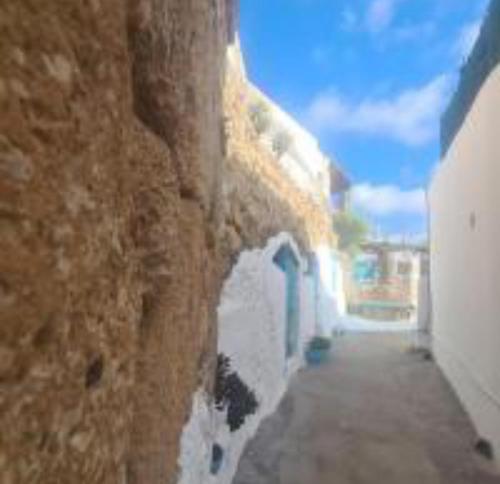 a side view of a stone wall with a walkway at La Cabaña Estudio pequeño in Fasnia