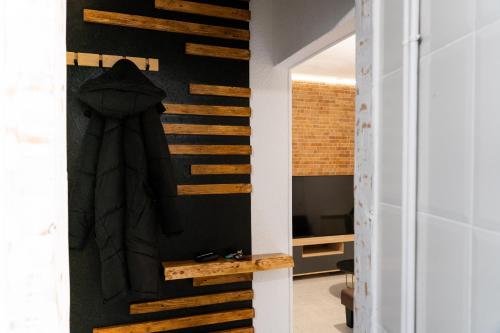 een gang met een deur met een kapstok bij Moderno Piso Toledano in Toledo