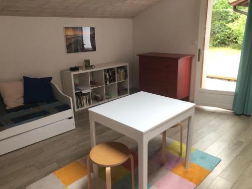 - un petit salon avec une table et un lit dans l'établissement Vieux-Boucau - Maison entière 8 pers, à Soustons