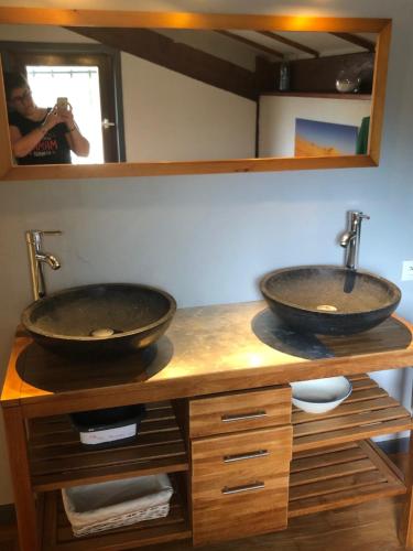two sinks on a counter in a bathroom at Vieux-Boucau - Maison entière 8 pers in Soustons