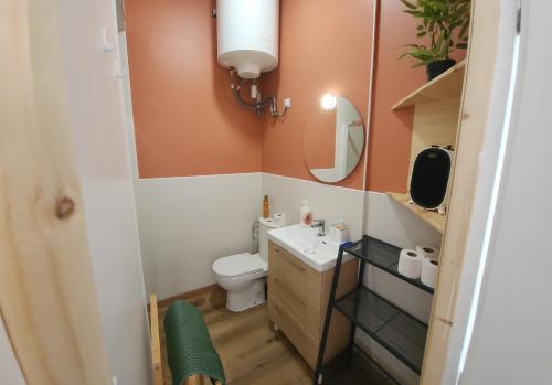 une salle de bain avec toilettes, lavabo et miroir dans l'établissement Appartement à 150m de la mer, au Barcarès