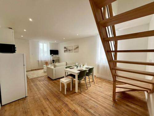 Il dispose d'une cuisine et d'un salon avec une table et un réfrigérateur. dans l'établissement Le Jasmin, à Rouen