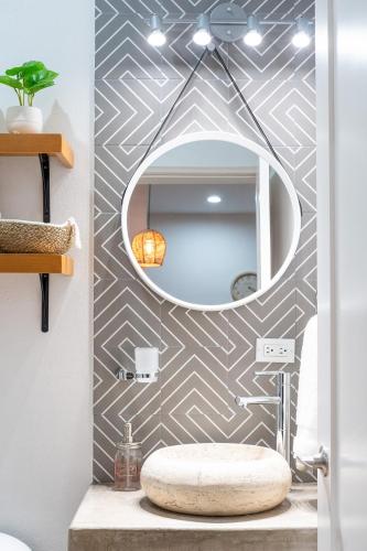 a bathroom with a mirror and a sink at Casa Bonita - Depa compacto 2 Habitaciones in Loreto
