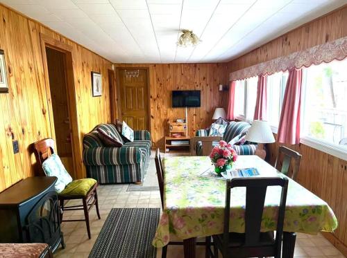 Μια τηλεόραση ή/και κέντρο ψυχαγωγίας στο Lakeside Cottage for 8 with Boat Firepit and BBQ