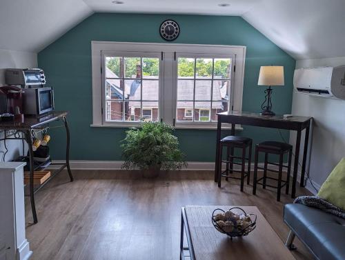 Kuchyň nebo kuchyňský kout v ubytování Bright Studio Stay Downtown