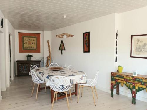 une salle à manger avec une table et des chaises dans l'établissement Maison Port de la Côtinière à 150m de la plage, à Saint-Pierre-dʼOléron