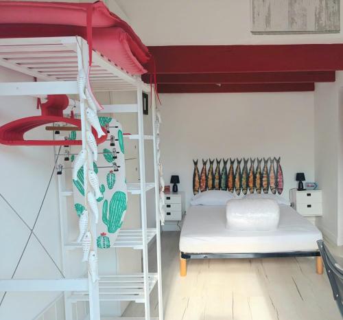 une chambre avec un lit superposé et une échelle dans l'établissement Maison Port de la Côtinière à 150m de la plage, à Saint-Pierre-dʼOléron