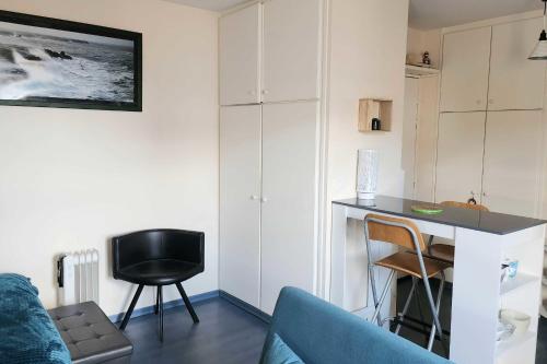 un salon avec une table et une chaise dans l'établissement Studio for two with balcony of 20 m2 - Cabourg, à Cabourg