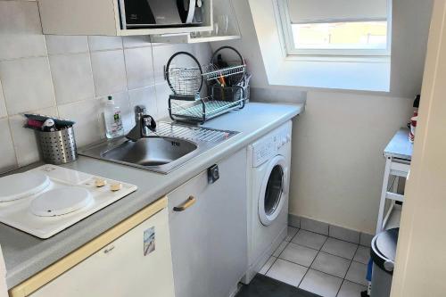 une petite cuisine avec un évier et une machine à laver dans l'établissement Studio for two with balcony of 20 m2 - Cabourg, à Cabourg