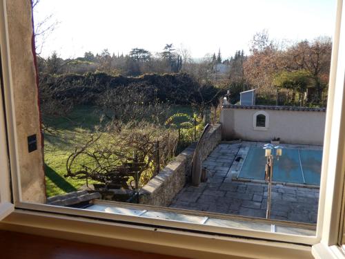 Elle offre une vue sur la piscine depuis sa fenêtre. dans l'établissement Gîte cosy avec extérieur privé à Montélimar, à Montélimar