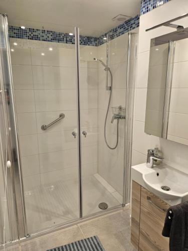 ein Badezimmer mit Dusche und Waschbecken in der Unterkunft Aurora Apartment in Essen in Essen