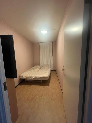 Ένα ή περισσότερα κρεβάτια σε δωμάτιο στο Room in center of Stockholm