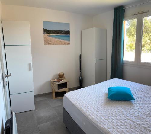 une chambre avec un lit avec un oreiller bleu dessus dans l'établissement Alizo, à Lecci