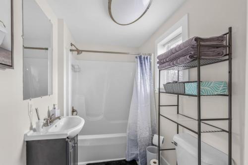 Ένα μπάνιο στο Charming Home Near Heart Of Downtown Sleeps 12
