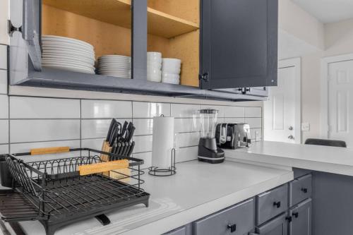 Η κουζίνα ή μικρή κουζίνα στο Charming Home Near Heart Of Downtown Sleeps 12