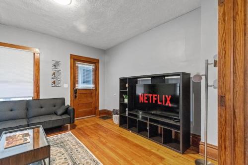 Galeriebild der Unterkunft Stylish Home Near Heart Of Downtown Sleeps 8 in Grand Rapids