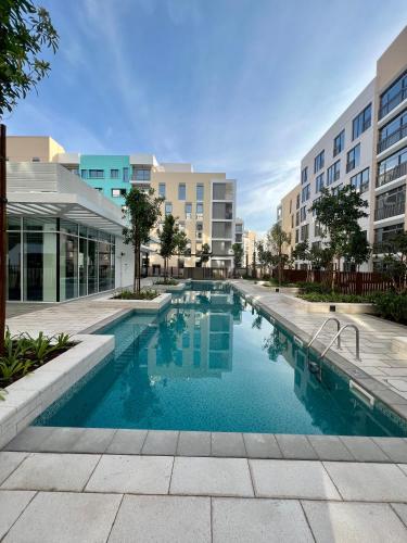 una piscina en medio de un edificio en Cozy beautiful studio, en Sharjah