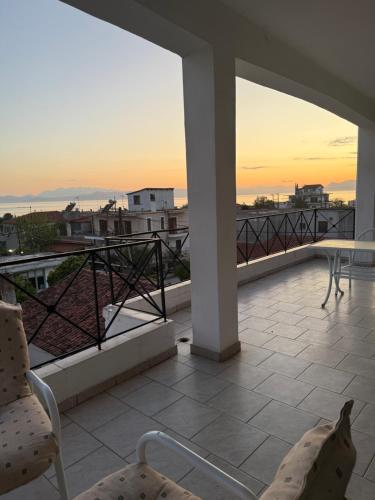 Balkón nebo terasa v ubytování Tsoumaris House