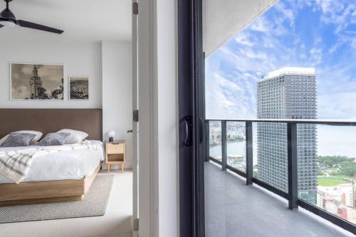 Postel nebo postele na pokoji v ubytování 3808 Apt Next to Kaseya Center with Pool a Spa and Gym