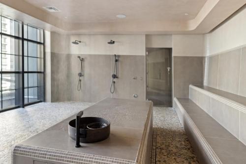 Koupelna v ubytování 3808 Apt Next to Kaseya Center with Pool a Spa and Gym