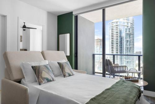 Postel nebo postele na pokoji v ubytování 3013 Kaseya Center Apt for 4 people with Pool and Gym