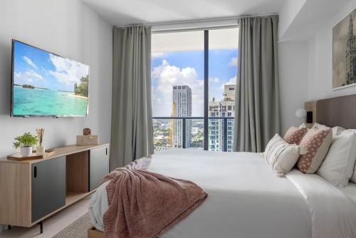 Postel nebo postele na pokoji v ubytování 2704 Beautiful Downtown Apt with Gym Pool Spa Skyline Views and in front of Kaseya Center