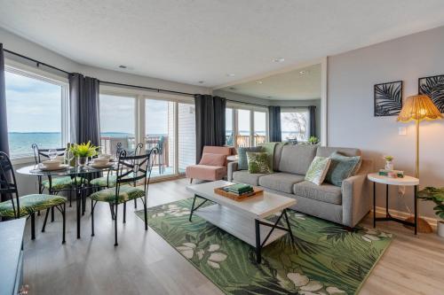 una sala de estar con un sofá y una mesa en Waterfront Haven 215, en Traverse City
