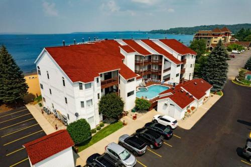 una casa grande con coches aparcados en un aparcamiento en Waterfront Haven 215, en Traverse City