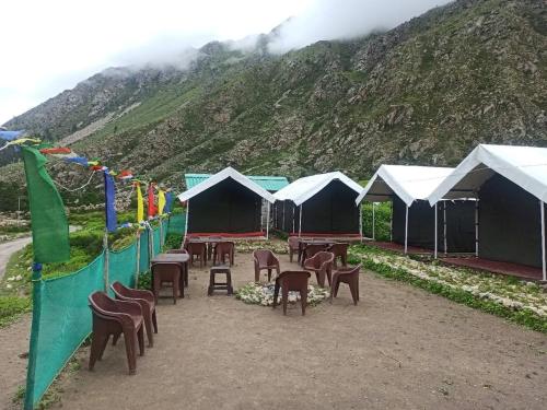 Nespecifikovaný výhled na hory nebo výhled na hory při pohledu z luxury tent