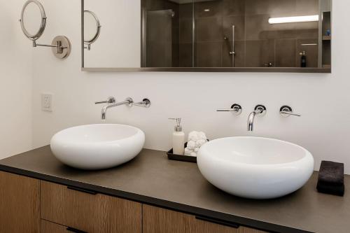 two white sinks on a counter in a bathroom at Drift Haus 4.5BR Mountain Lodge in Windham