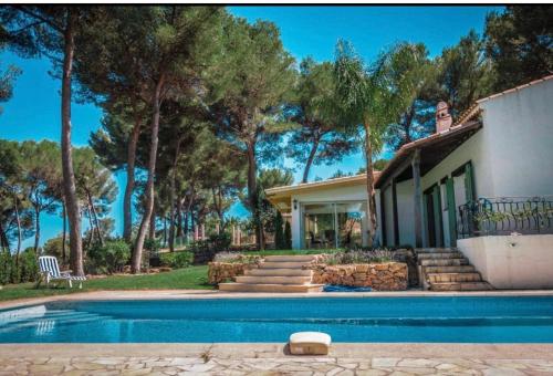 une maison avec une piscine devant une maison dans l'établissement Villa domaine panorama, à Vallauris
