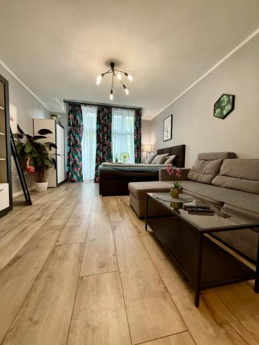 Apartmanet FLAMING z balkonem, darmowe parkowanie, naprzeciw PKP i PKS, doba hotelowa aż do 12tej, FV, self check in