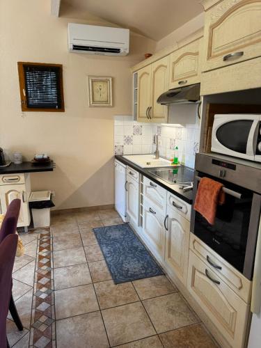 Dapur atau dapur kecil di Mas Saint Antoine