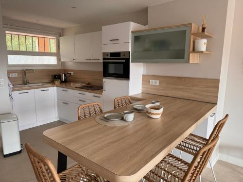 Kuchyň nebo kuchyňský kout v ubytování Appartement 50 m2 Le Lavandou - vue mer - plage - commerces