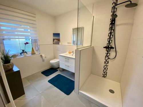 Koupelna v ubytování Ferienwohnung 2 im Beachhouse am Goitzschesee - strandnah, familienfreundlich & komfortabel