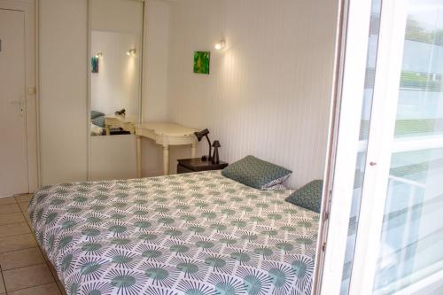 une chambre avec un lit, un bureau et une fenêtre dans l'établissement Chamant 3 rooms of 63 m2 in Saint-Jean-de-Luz, à Saint-Jean-de-Luz