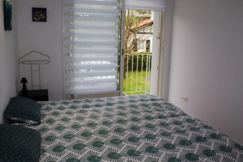 - une chambre avec un lit en face d'une fenêtre dans l'établissement Chamant 3 rooms of 63 m2 in Saint-Jean-de-Luz, à Saint-Jean-de-Luz