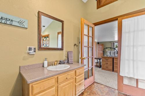 弗拉格斯塔夫Rustic Mountain Chalet with Private Studio Minutes from Snowbowl的带水槽和镜子的浴室