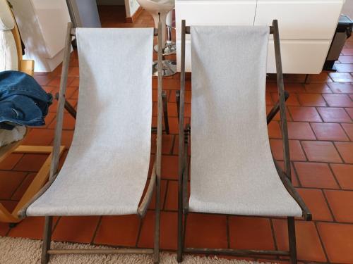 deux chaises assises l'une à côté de l'autre dans une cuisine dans l'établissement Maison en campagne, au Thor