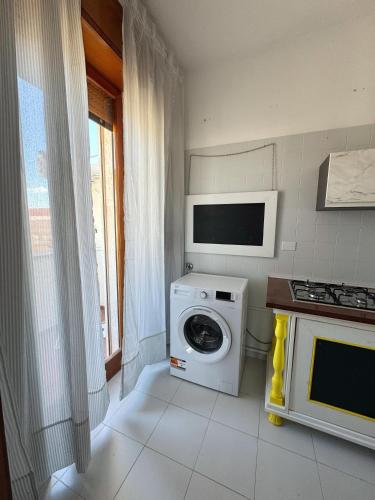 a kitchen with a washing machine and a stove at B&B Panorama in Zapponeta