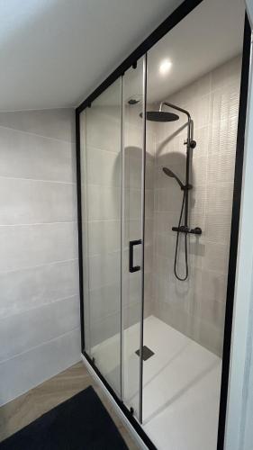 - une cabine de douche en verre dans la salle de bains dans l'établissement Duplex avec vue sur les Alpilles, à Saint-Rémy-de-Provence