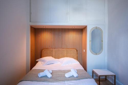 une chambre avec un lit avec deux serviettes dessus dans l'établissement Grand appartement 6 voyageurs, à Lille