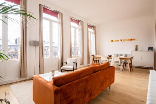 un salon avec un canapé et une table dans l'établissement Grand appartement 6 voyageurs, à Lille