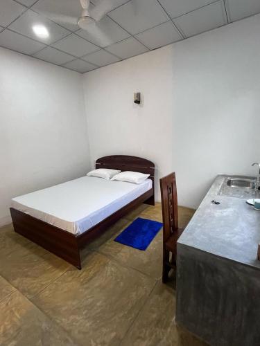 Postel nebo postele na pokoji v ubytování Unawatuna White Villa