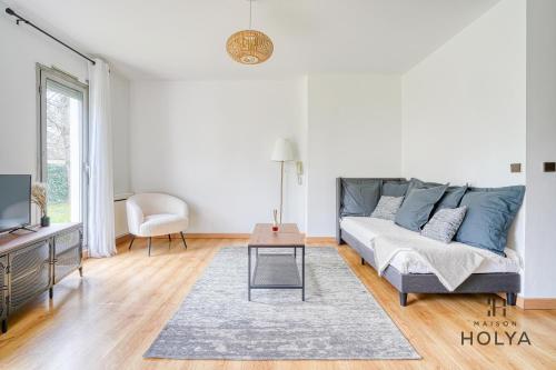 un salon avec un canapé et une table dans l'établissement Le Calme aux portes de Paris - 400B, à Rueil-Malmaison