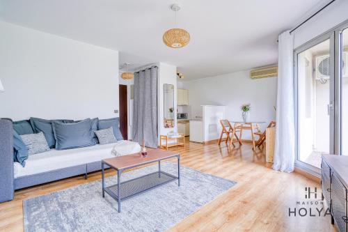 un salon avec un canapé et une table dans l'établissement Le Calme aux portes de Paris - 400B, à Rueil-Malmaison