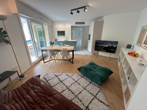 Appartement 2 Pièces Rénové avec Terrasse et Garage