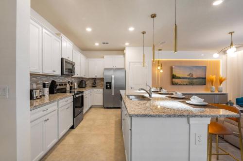 4150 Windsor Island 14 guests brand new near club photo 14