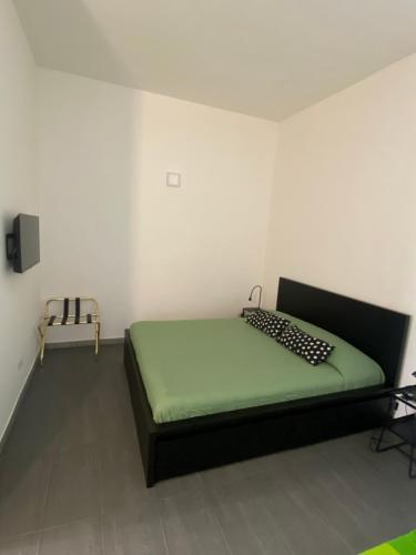 una camera con un letto verde di CROCIFERIHOLIDAYhome a Catania